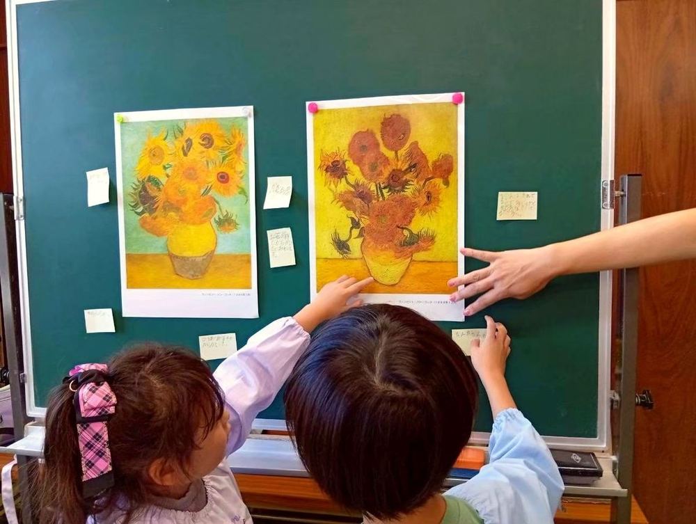 名画を見ながら話し合うこどもたち