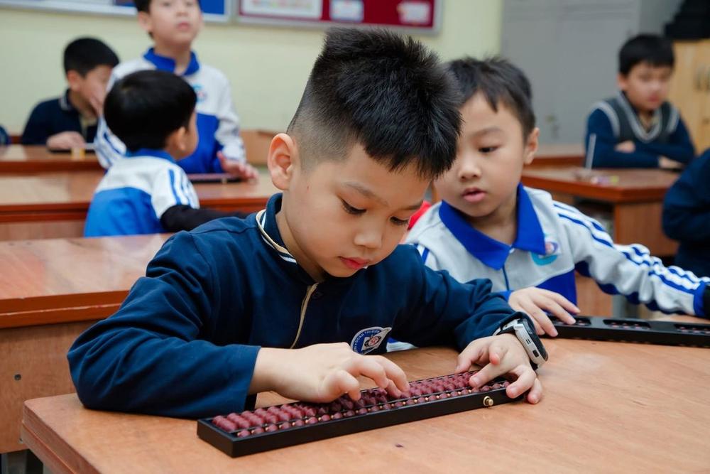 ハノイでそろばんを学ぶ男の子