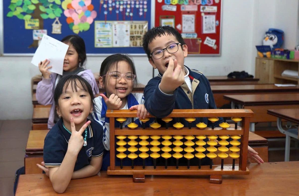 Children learning soroban in Hanoi