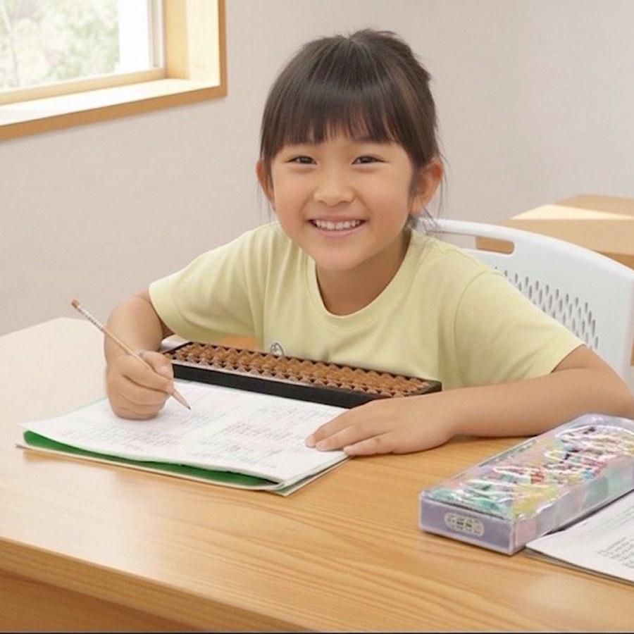 そろばんで計算する女の子