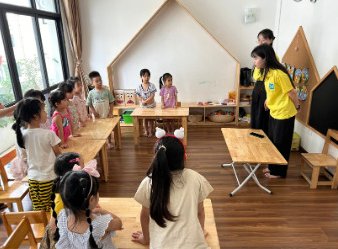 A teacher talking to kindergarten children