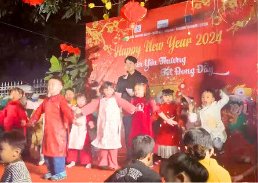 Children dancing in áo dài