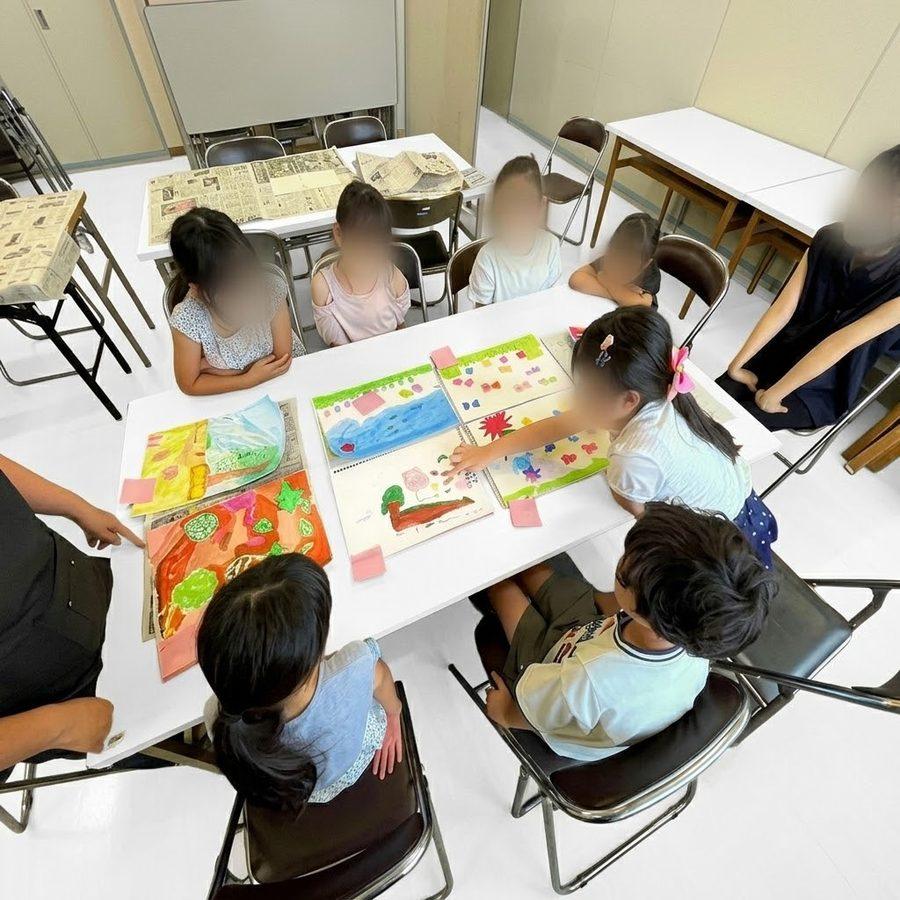 作品を見せ合うアート教室のこどもたち