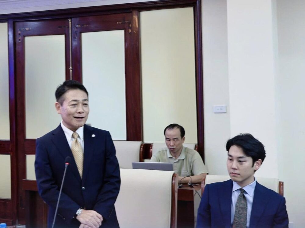 あいさつをする森田塾長