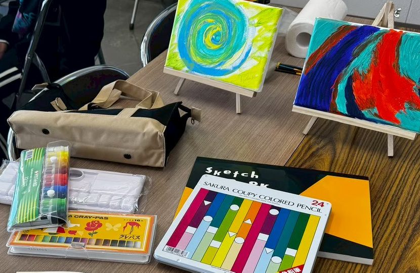 アート教室の画材（絵の具・パレット・クレパス・色鉛筆・スケッチブック・バッグ）